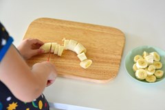 Những bài tập kỹ năng sống cho trẻ 2-3 tuổi theo phương pháp Montessori
